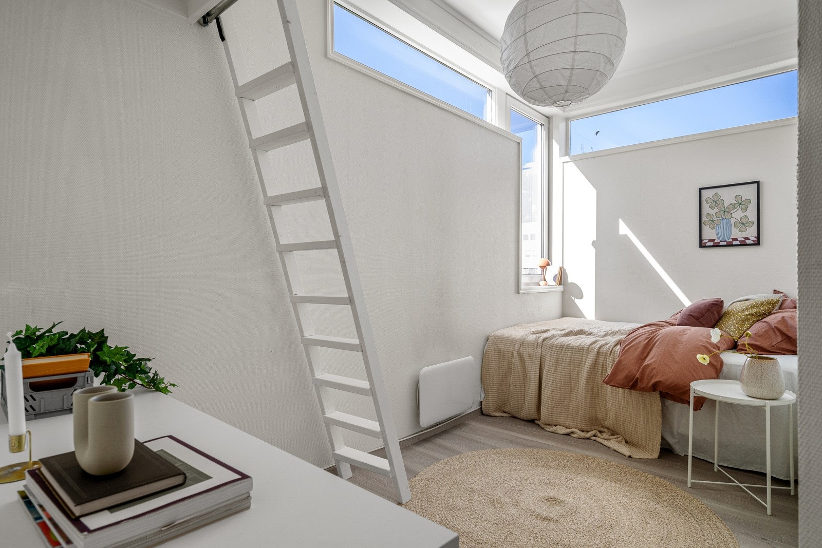 Leiligheten har to romslige soverom, hvorav det ene har hems. Galleribilde