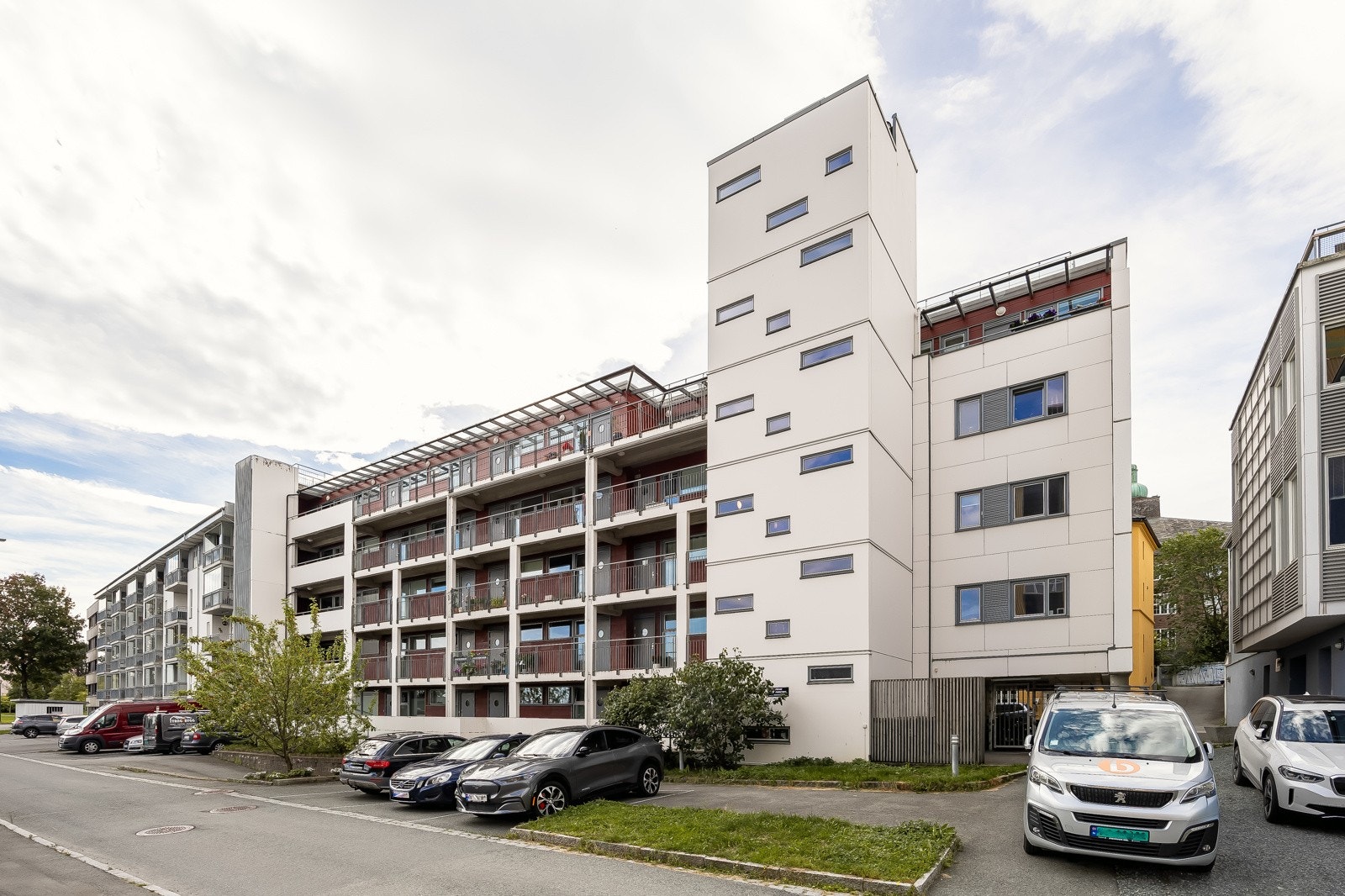 Innen minutters gange har man populære Ilaparken, sandstrand med bading, sandvolleyballbane, flere parker, foten av Bymarka mv. Et svært populært og attraktivt område. Galleribilde