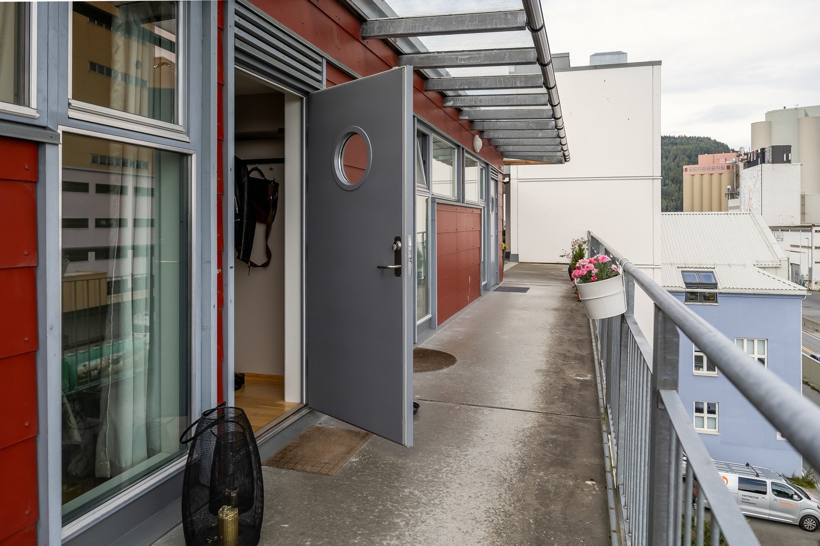 Inngangspartiet i 5. etasje med tilgang til heis i bygget. Galleribilde