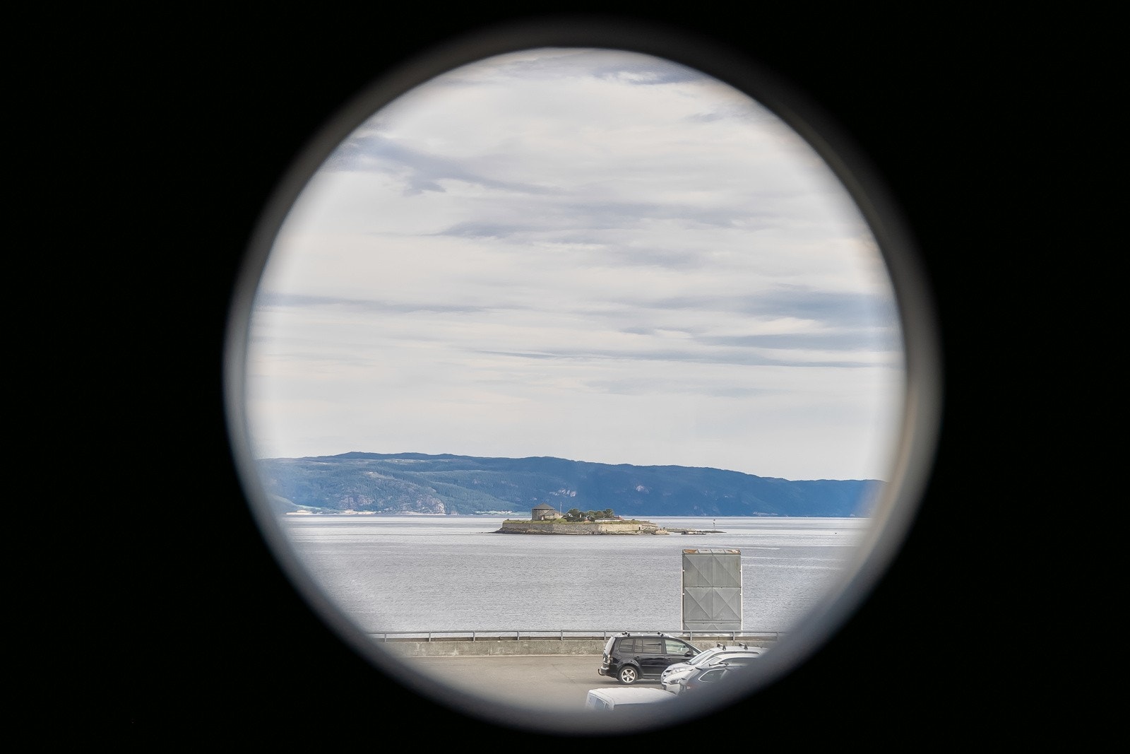 Det er nydelig utsikt fra soverom, svalgang og felles takterrasse. Her ser man ut fra inngangsdøren. Galleribilde