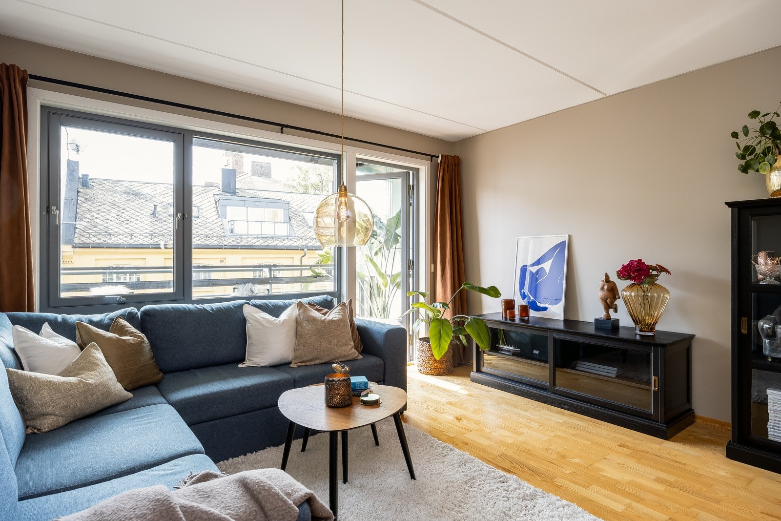 Den praktiske planløsningen gir ypperlige møbleringsmuligheter for både sofagruppe, TV-bord og spisebord. Galleribilde