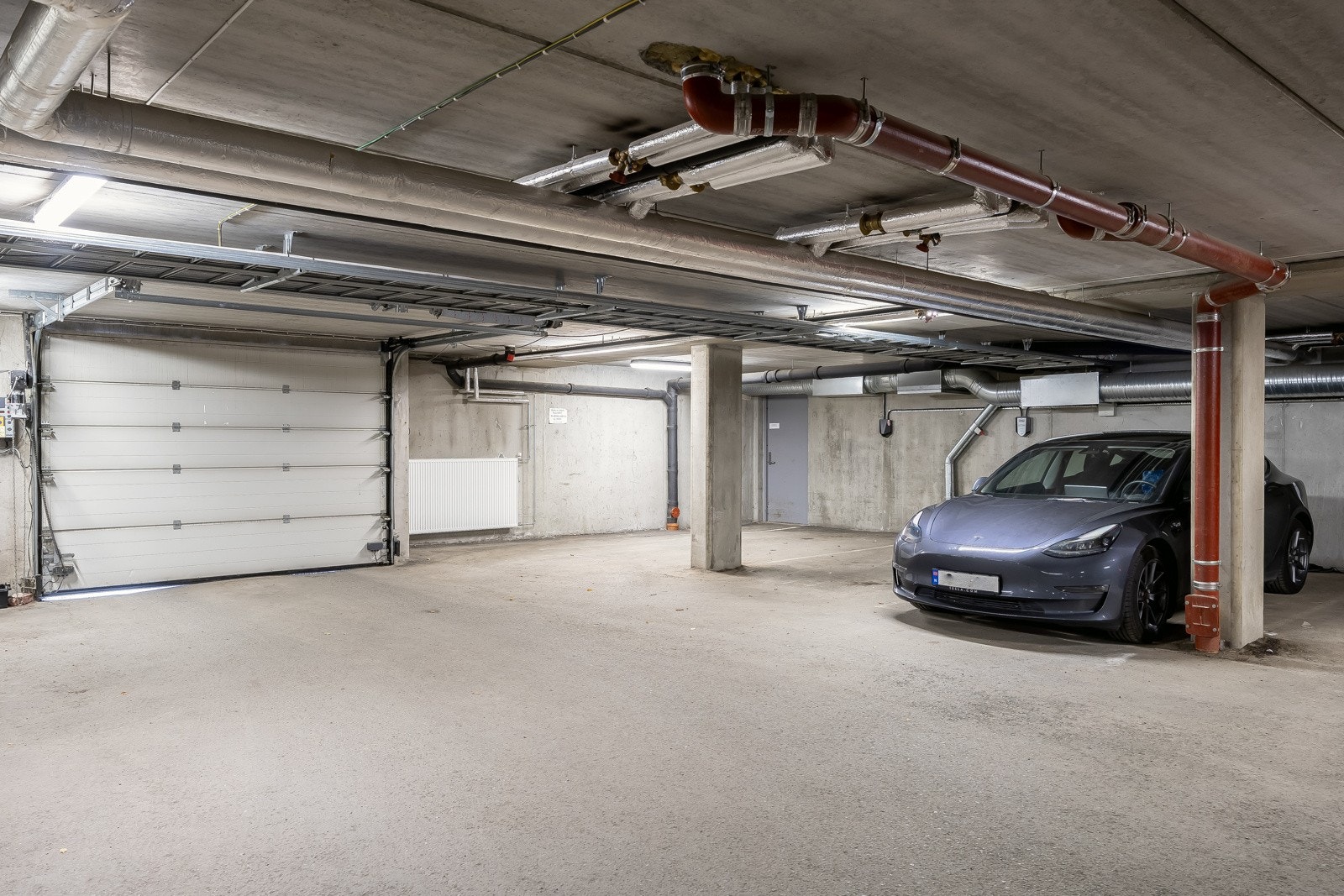 Leiligheten disponerer en egen parkeringsplass i felles oppvarmet parkeringskjeller. Heis direkte ned i kjelleren. Nærmeste bussholdeplass innen få minutters gange. Galleribilde