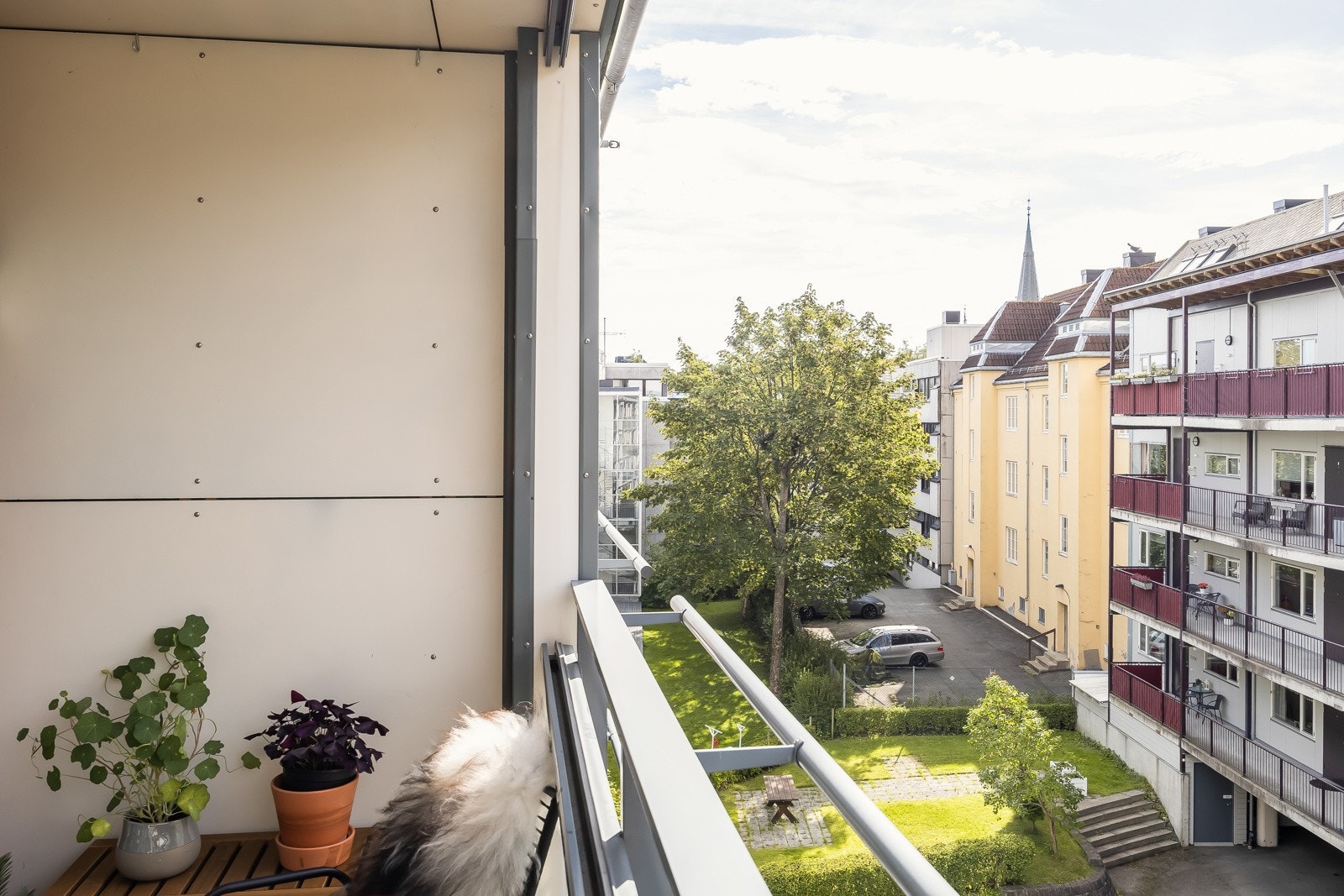 Det er utsyn i flere retninger fra balkongen. Galleribilde
