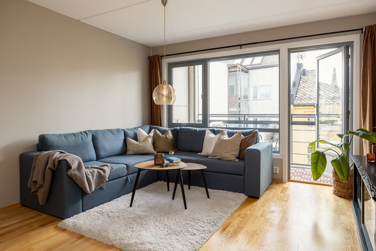 De store vindusflatene i stuen gir rikelig med lys, og sammen med den gode takhøyden bidrar dette til en åpen og luftig romfølelse. Galleribilde