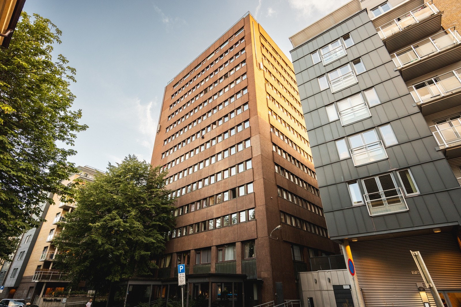 Fasade. Boligen ligger i byggets øverste (14) etasje. Tilgang via heis. Galleribilde