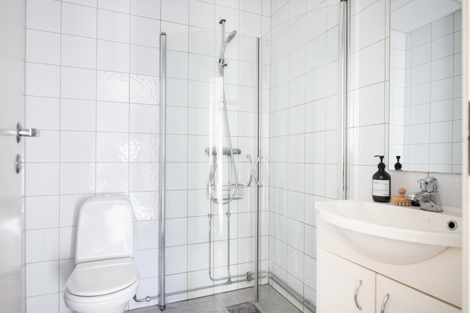 Baderom nummer to består av dusjhjørne, servant over innredning, speil og toalett. Galleribilde