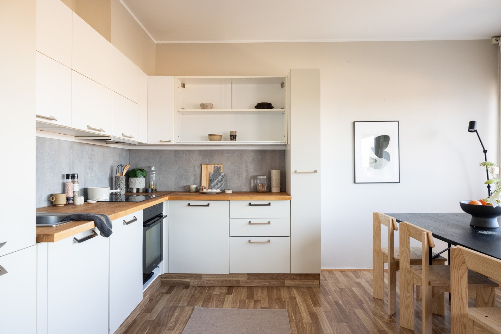Fint kjøkken som består av lyse fronter og benkeplate i heltre. Galleribilde