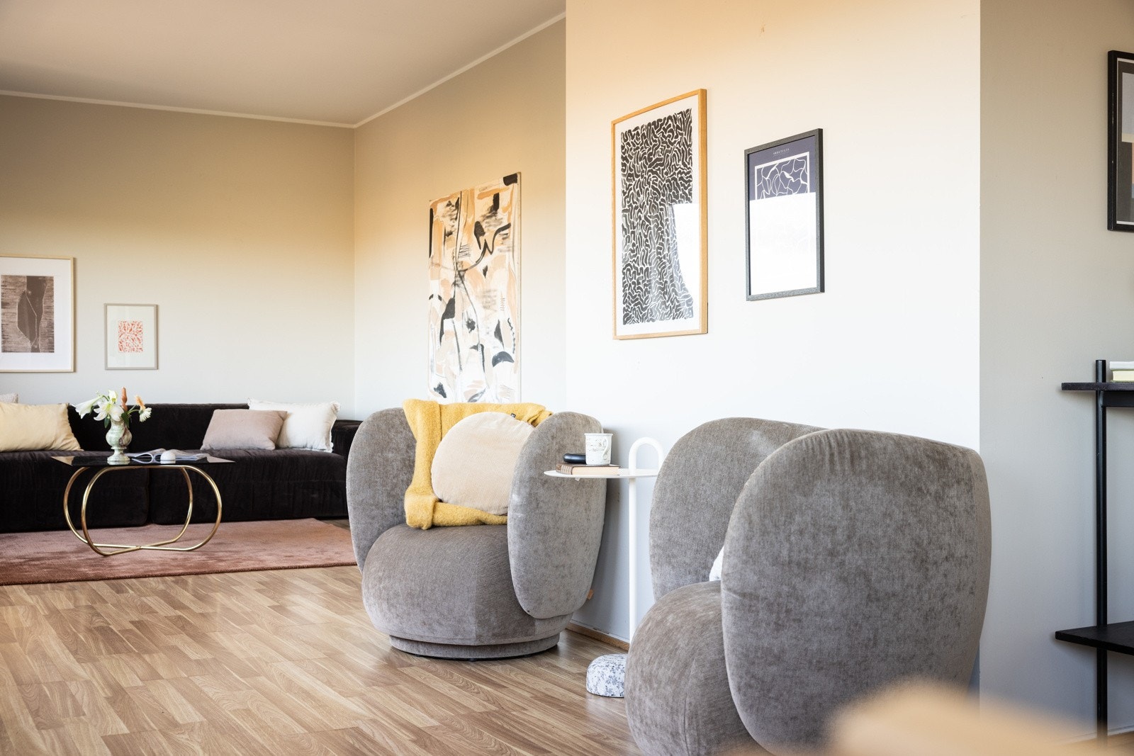 Det er plass til flere soner i stuen. Galleribilde