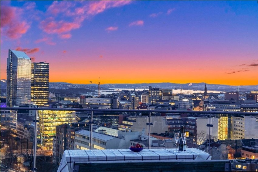 Herlig, felles takterrasse med ubeskrivelig utsikt, samt lys- og solforhold. Galleribilde