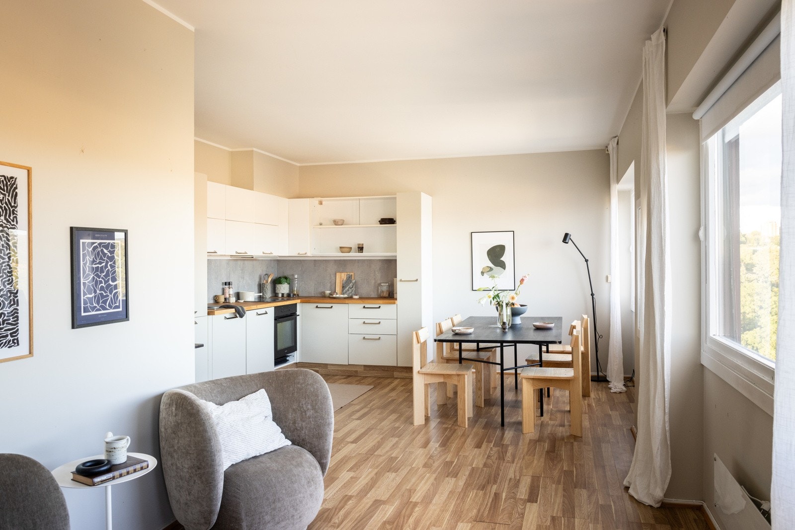 Det er også plass til spisebord med tilhørende spisestoler. Galleribilde