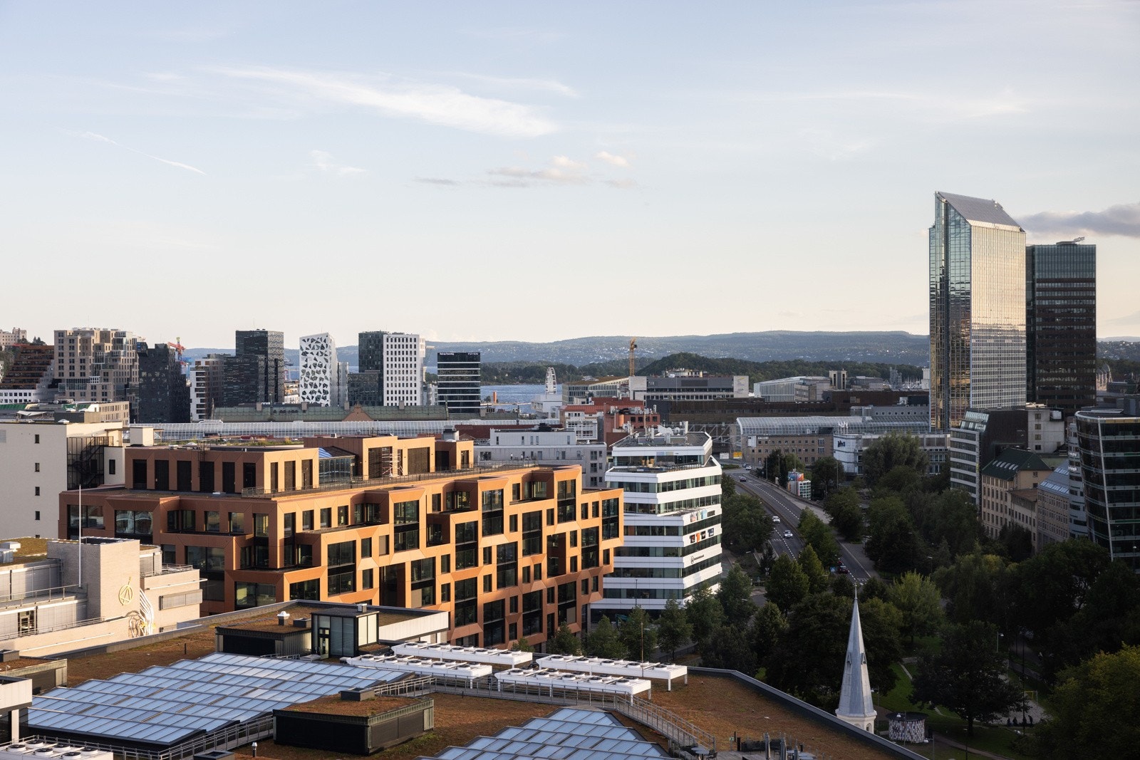 Flott toppleilighet i 14. etasje som består av entré, gang, to bad, tre soverom, omkledningsrom, spisestue, kjøkken og stue. Galleribilde