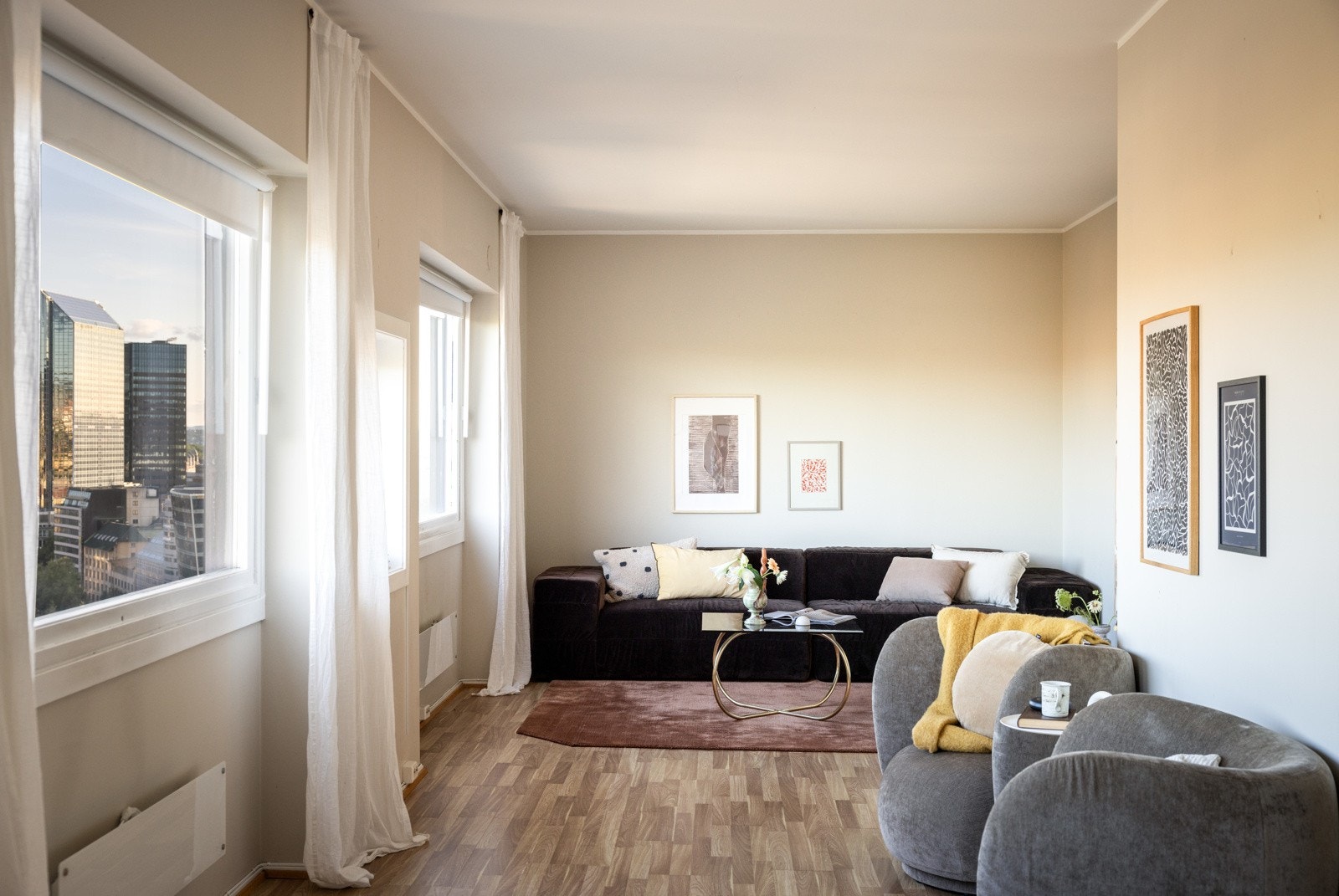 Lys og trivelig stue med plass til sofagruppe, sofabord og underholdningsavdeling. Galleribilde