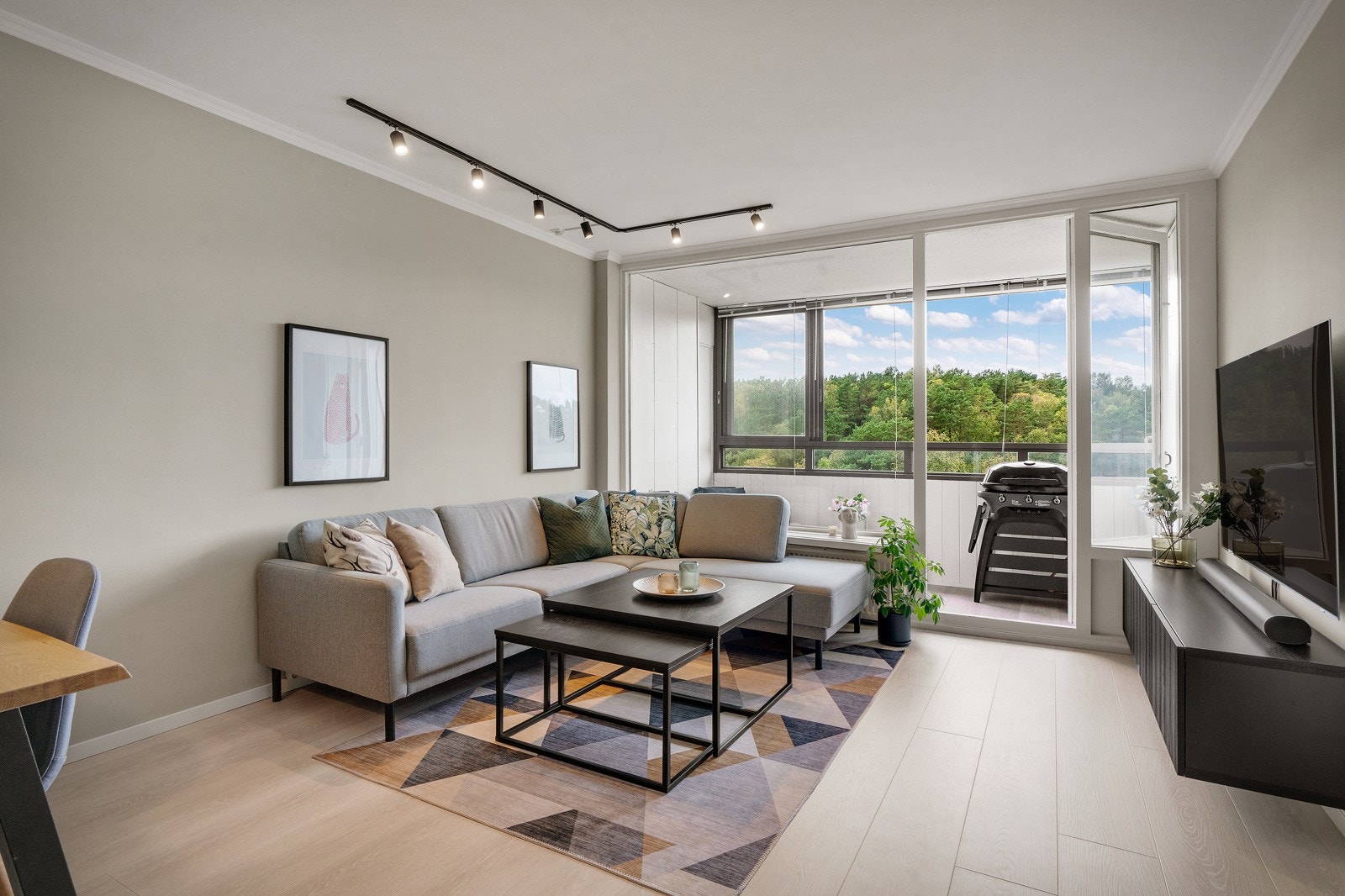 - Stuen har god plass til en større sittegruppe, samt spisestue - Galleribilde