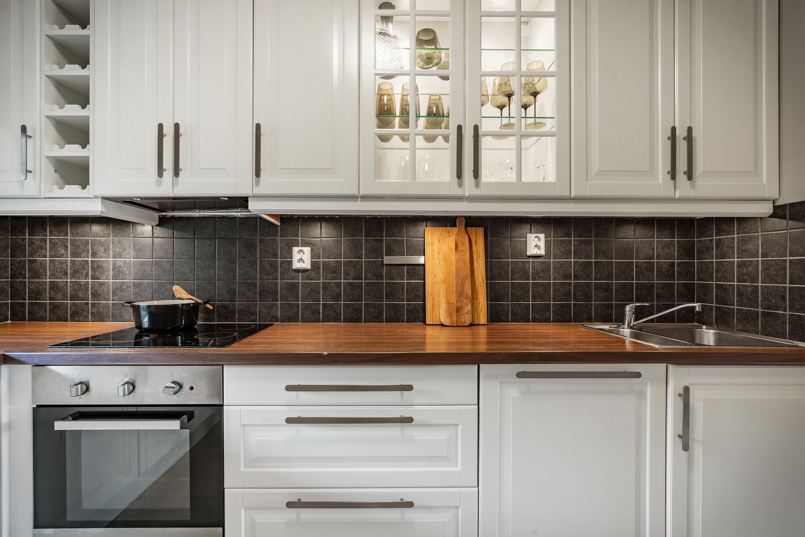 - Kjøkkenet har rikelig med oppbevaringsplass i skap og skuffer som gjør det enkelt å holde kjøkkenet stilrent og ryddig - Galleribilde