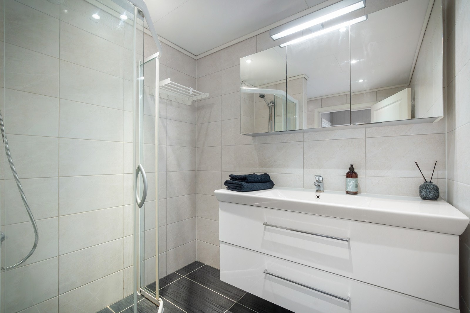 - Baderomsinnredningen er svært praktisk med skuffefronter og speilskap - Galleribilde