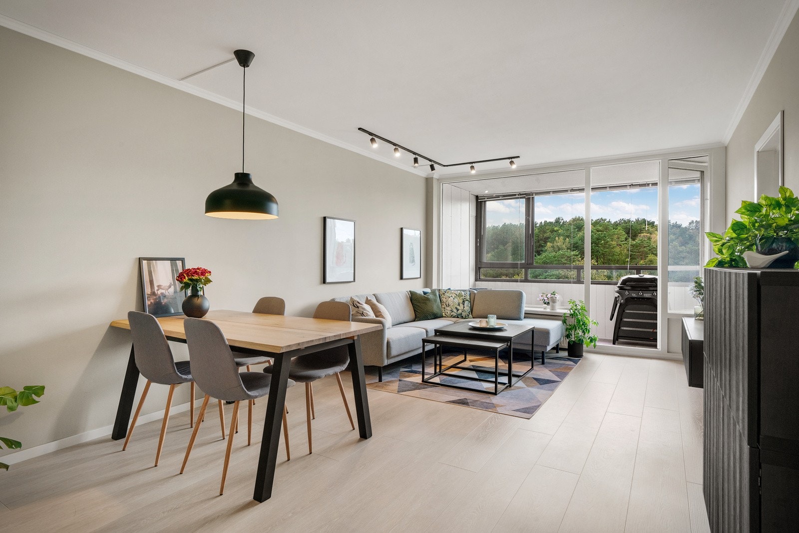 - Stuen har store vindusflater som slipper inn rikelig med naturlig lys og som skaper en behagelig romfølelse - Galleribilde