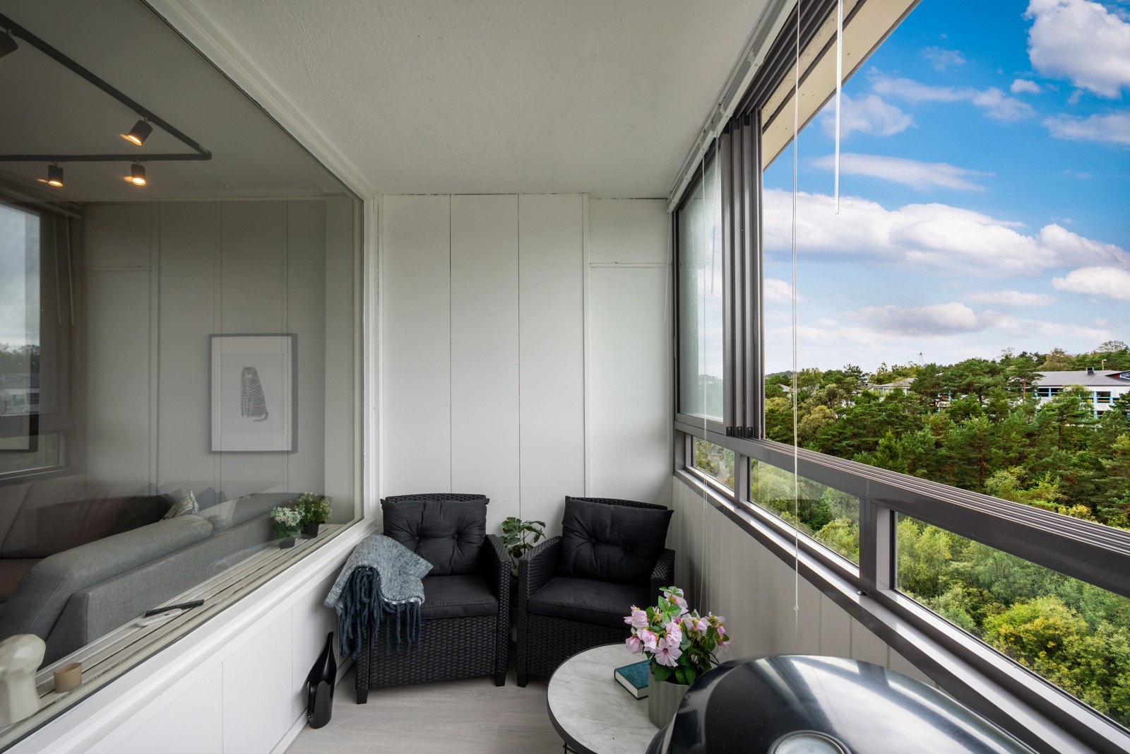 - Her har man plass til en liten sittegruppe - Galleribilde