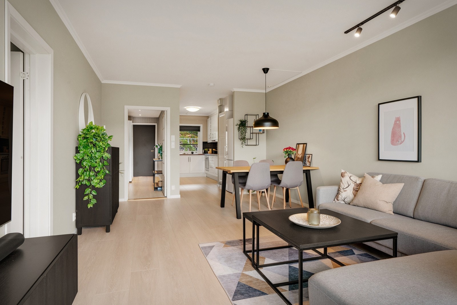 - Den åpne løsningen gir en ekstra romslig følelse med vinduer på begge sider av rommet - Galleribilde