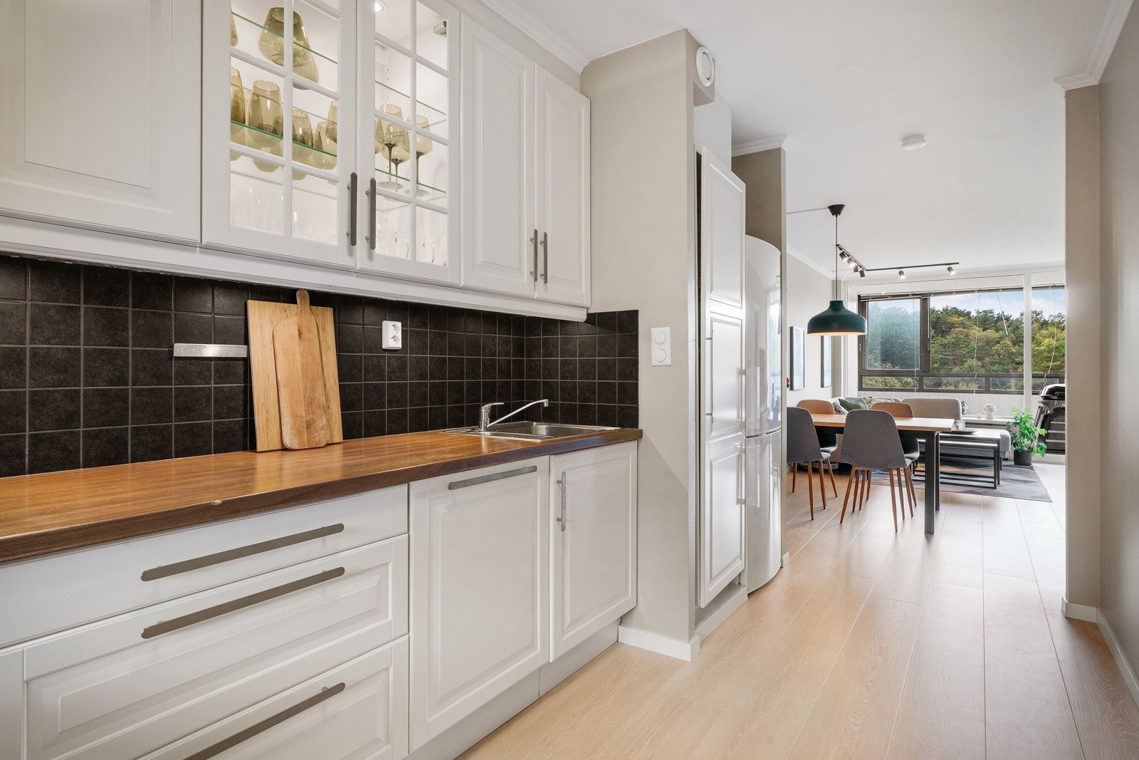 - Plass til frittstående kjøleskap - Galleribilde