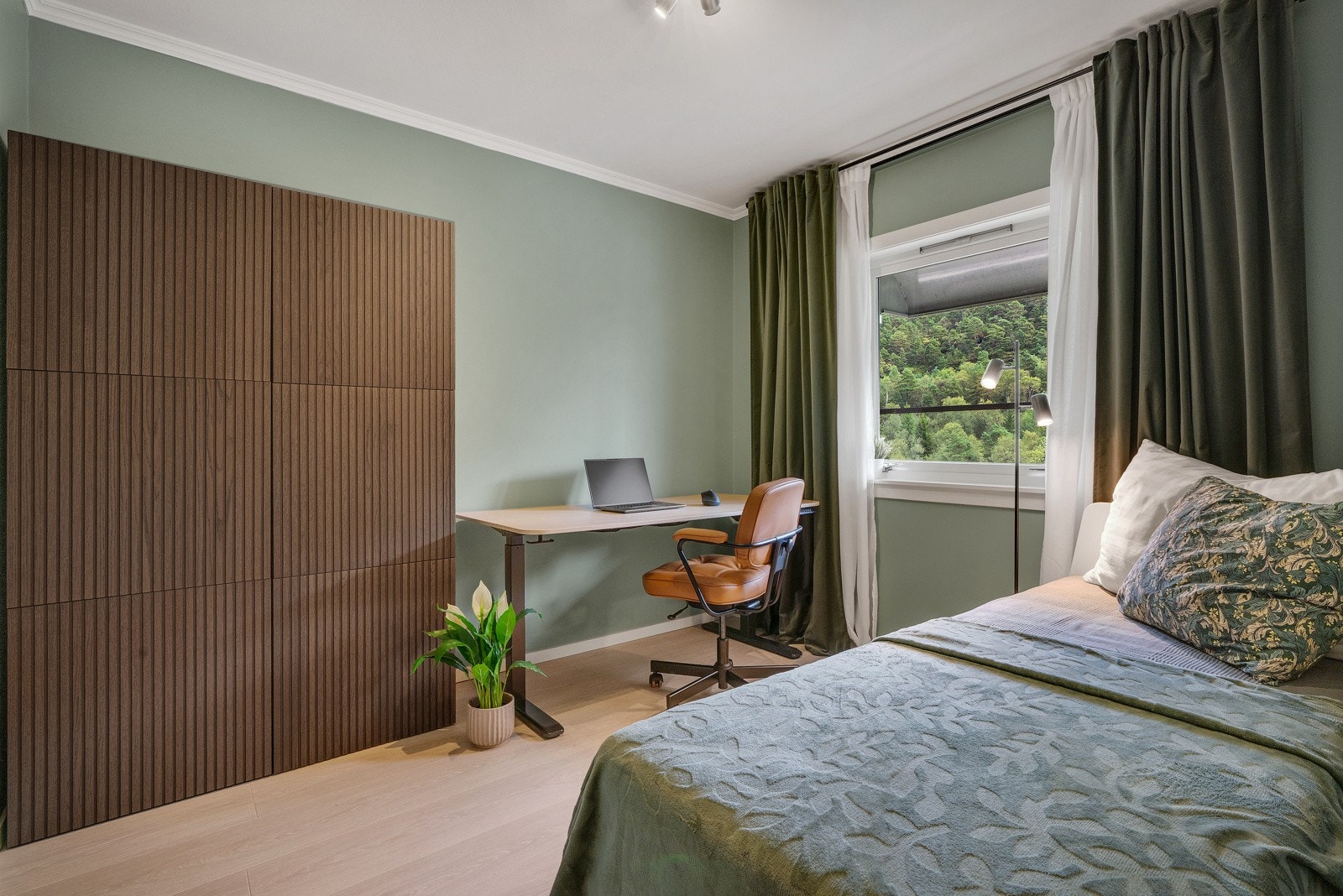 - Soverom 2 er også av god størrelse med plass til både garderobeskap, seng, nattbord og skrivebord - Galleribilde