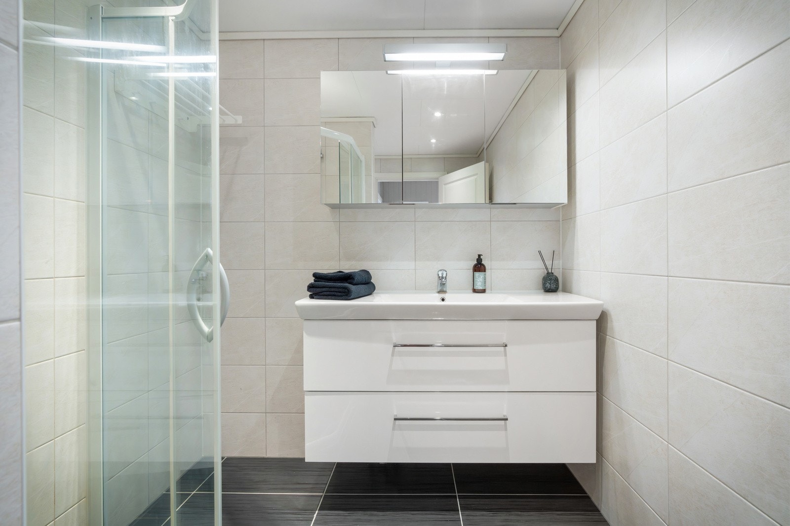 - Badet er helfliset med varmekabler i gulv og downlights i himling - Galleribilde