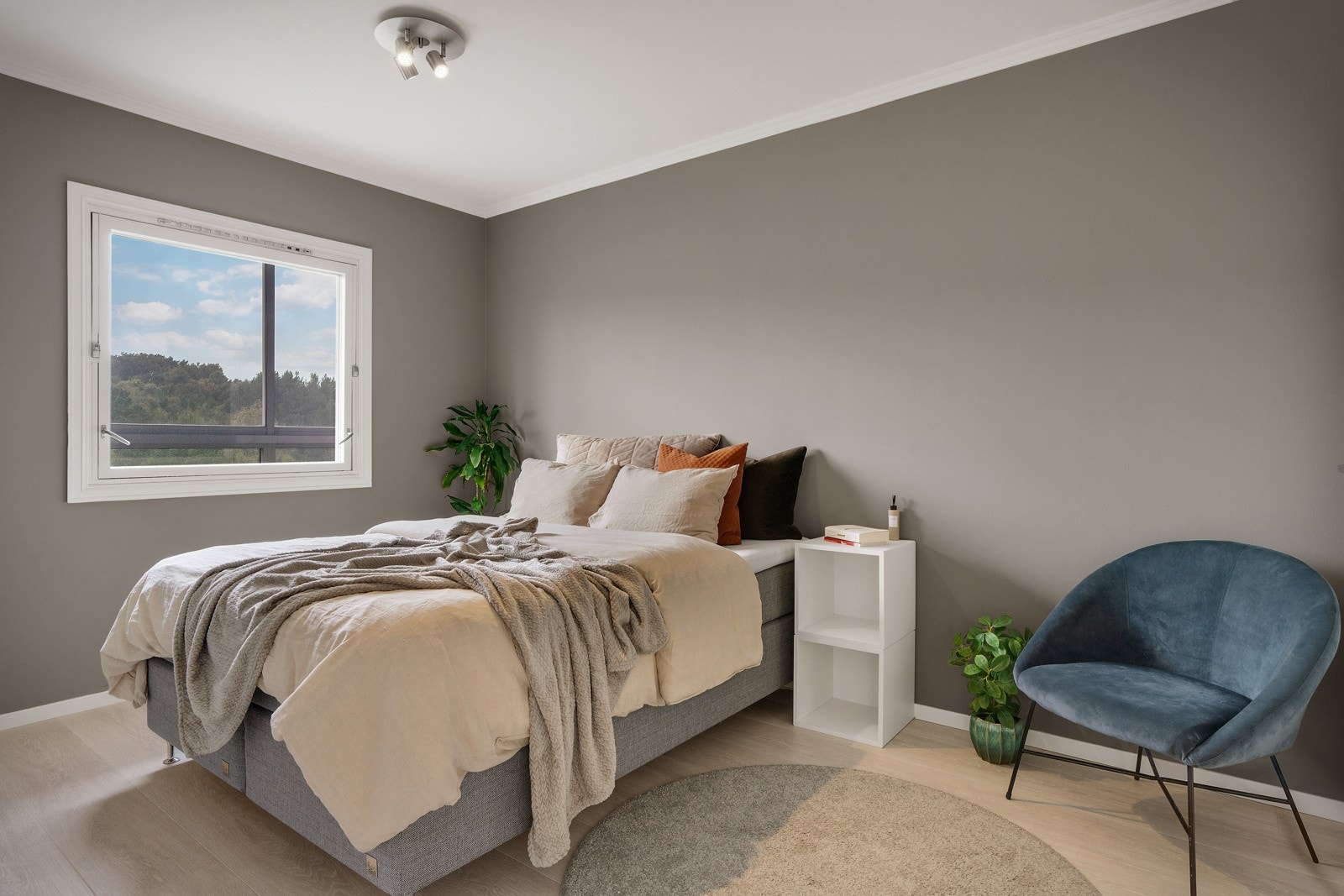 - Hovedsoverommet er romslig og har godt lysinnslipp - Galleribilde