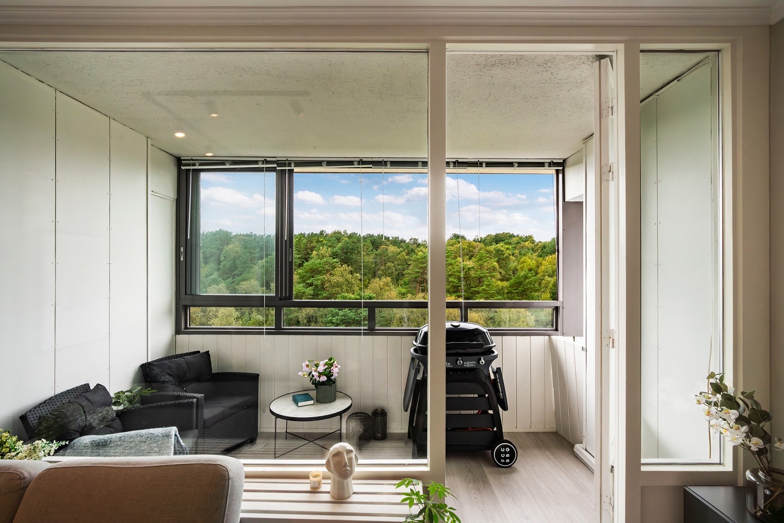 - Videre fra stuen er det en innglasset vestvendt balkong med flott utsikt og kveldssol - Galleribilde