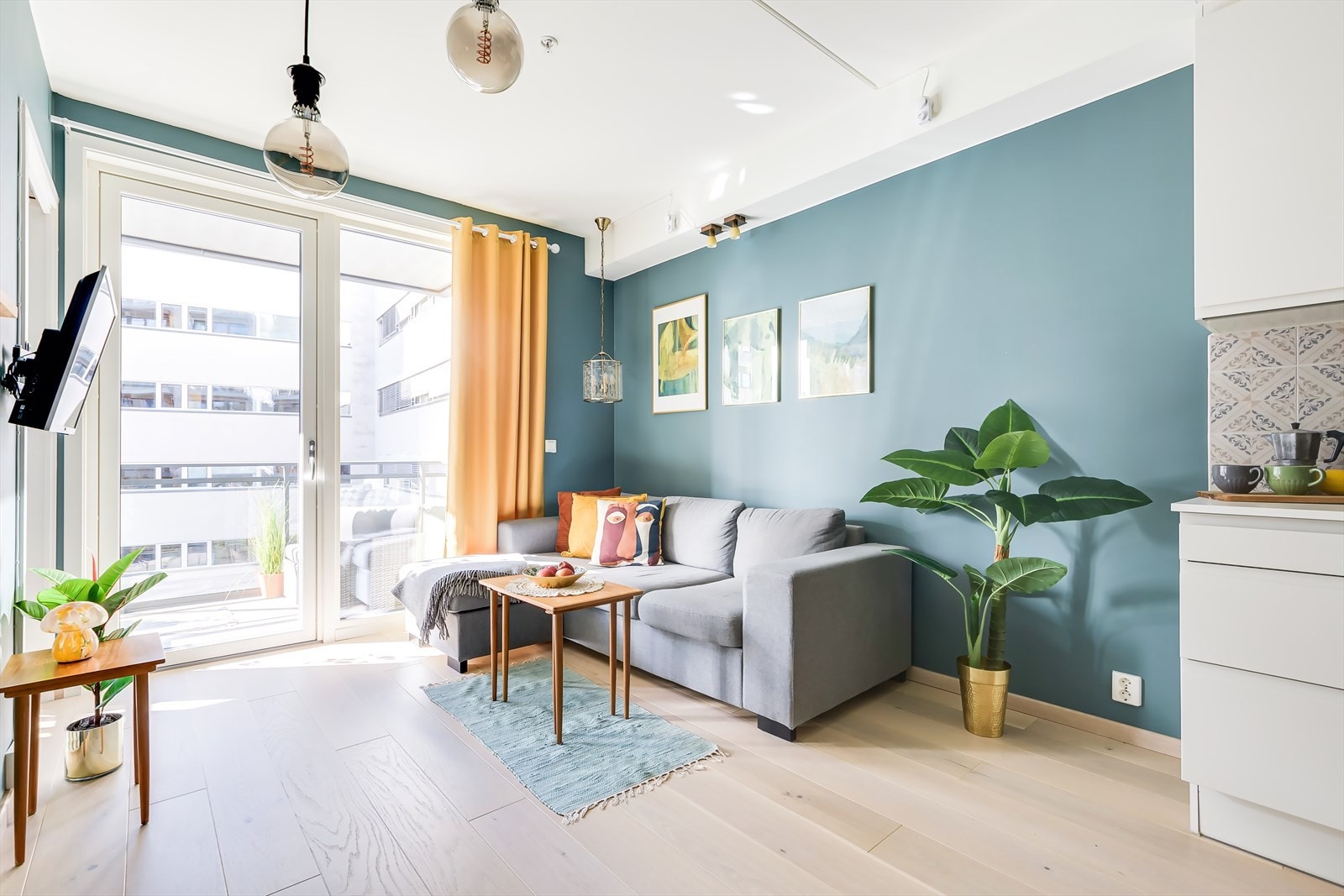 Leiligheten har en praktisk planløsning med innbydende entré, romslig stue, lekkert HTH-kjøkken, behagelig soverom og et pent flislagt bad Galleribilde