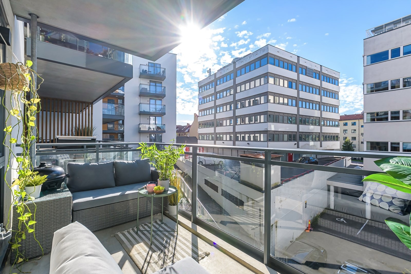 Balkongen er sydvendt med sol fra ca. 10:30 til kveldstid (sommer) Galleribilde