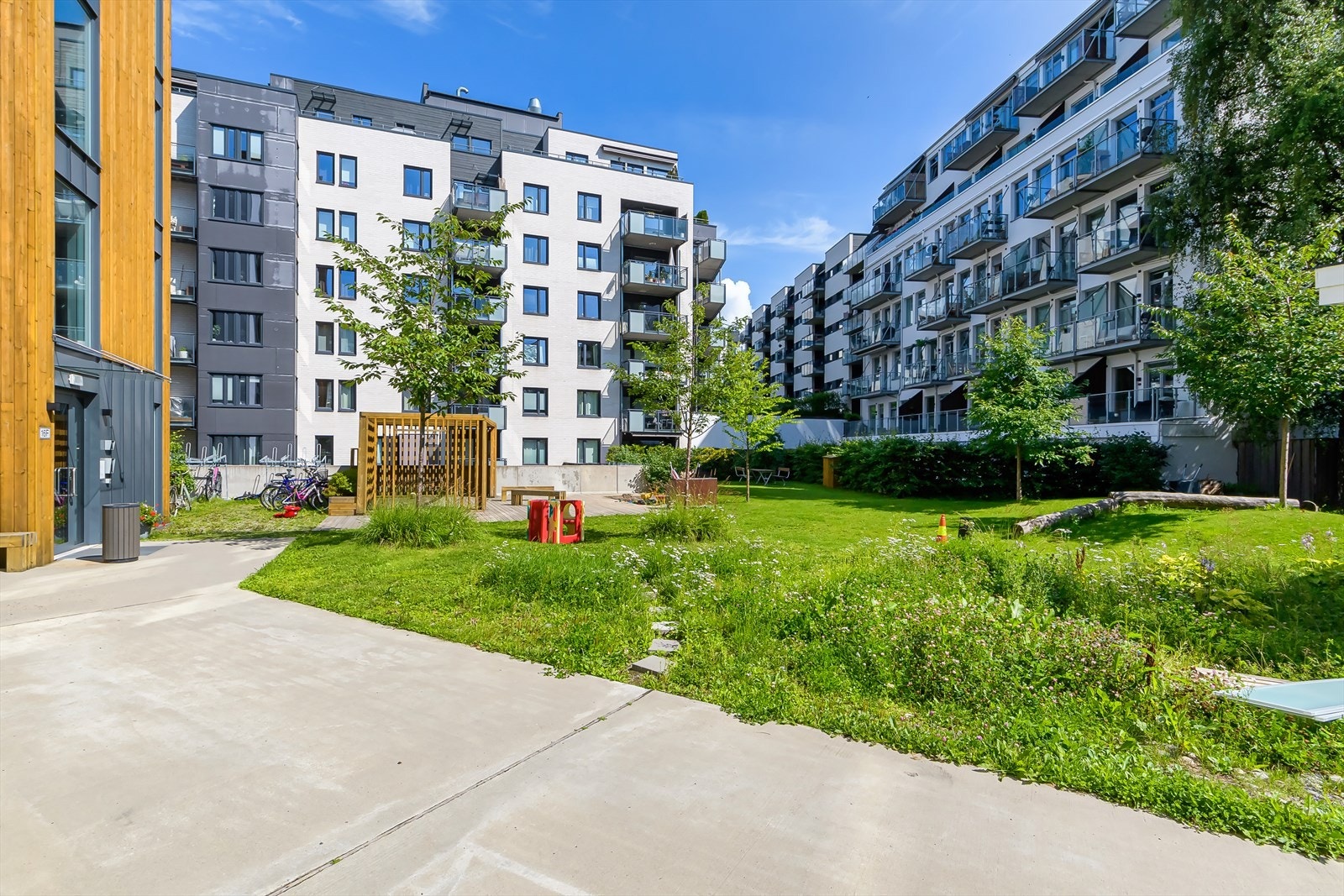 Hyggelig bakgård med flotte grøntområder Galleribilde