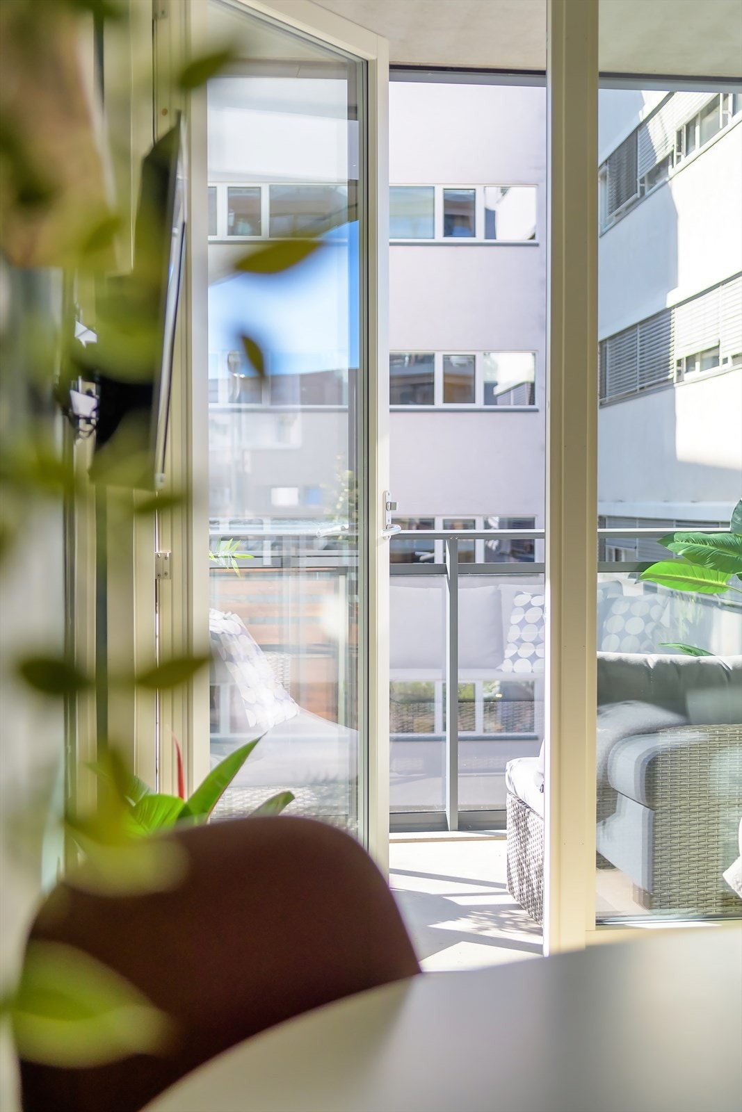 Fra stuen er det utgang til en solrik balkong på 7 m² Galleribilde