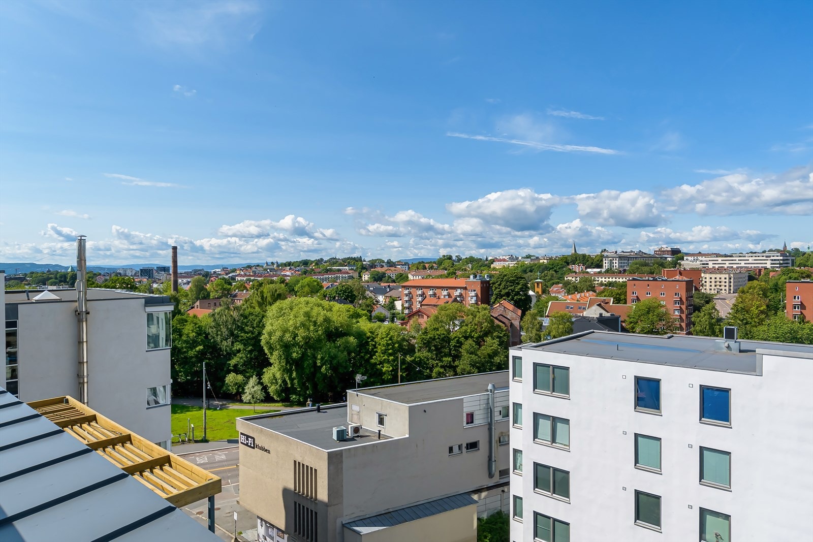 Nyt utsikten og gode solforhold på takterrassen! Galleribilde