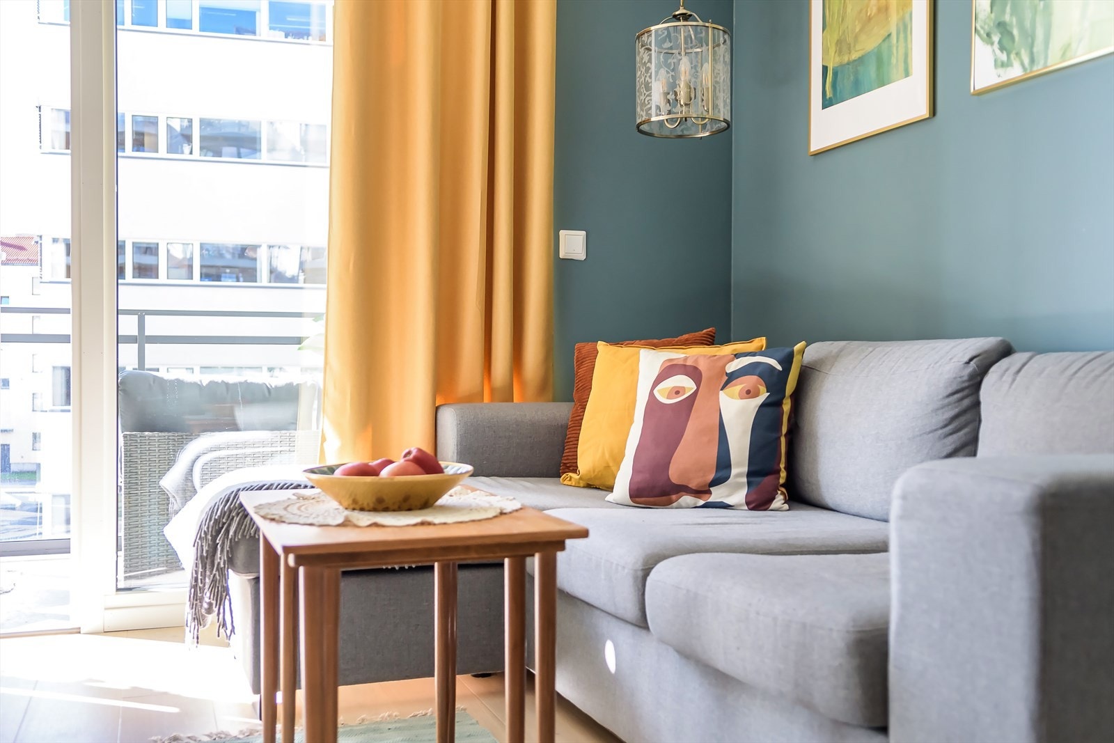 Lys stue malt i delikate overflater som harmonerer med parkettgulvet Galleribilde