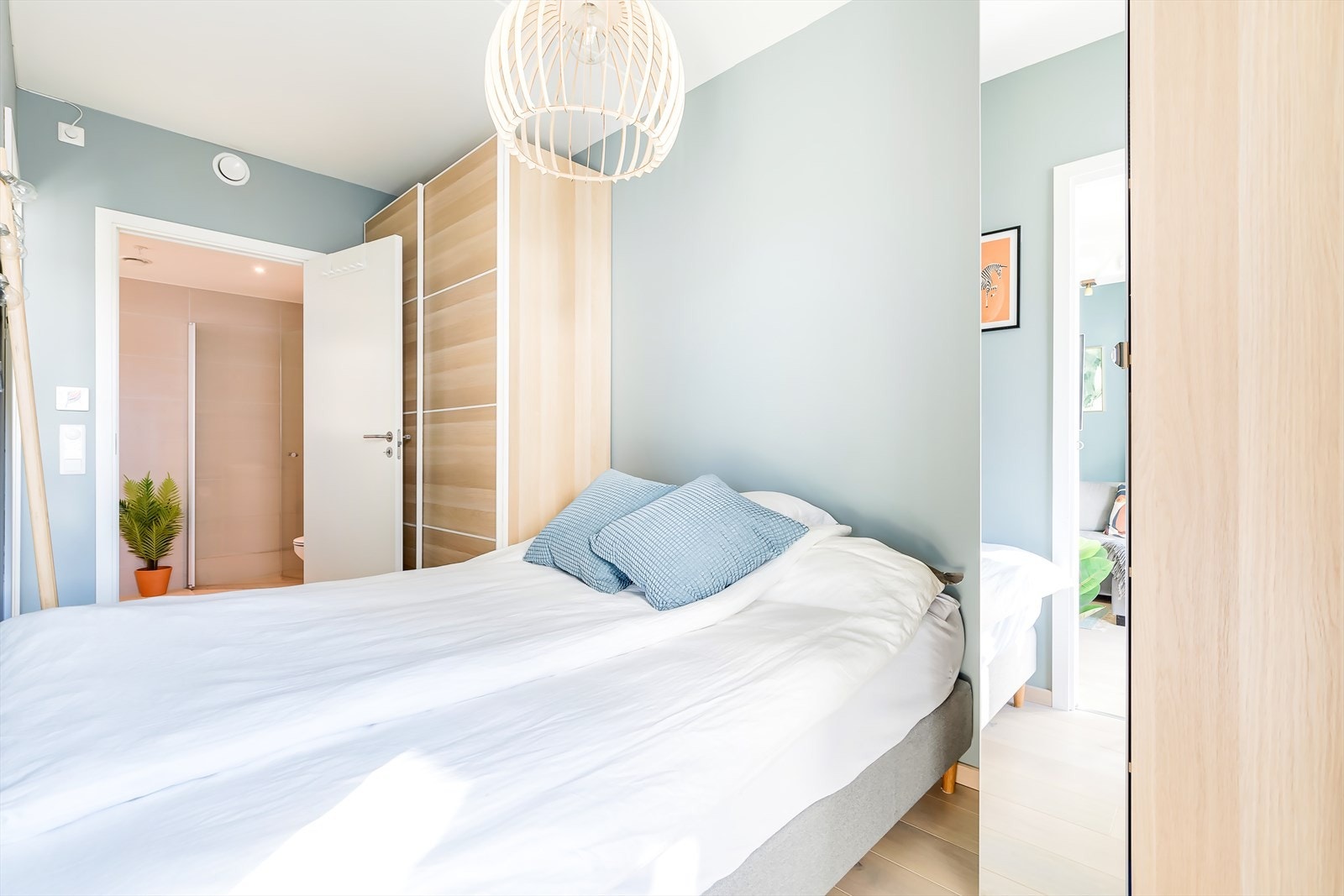 Fra soverommet er det tilgang til badet Galleribilde