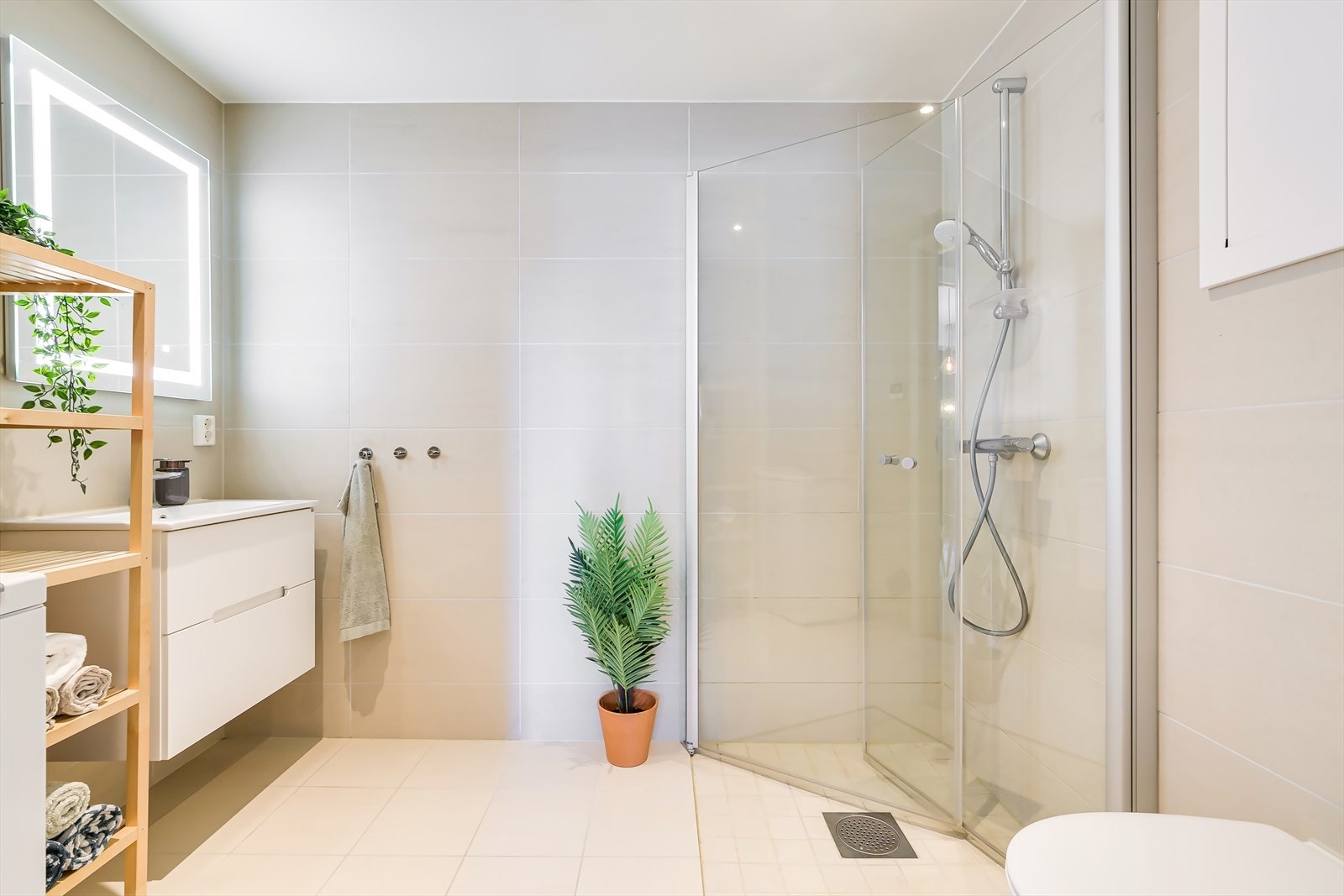 Lekkert flislagt bad fra byggeår med varmekabler i gulvet og downlight i taket Galleribilde