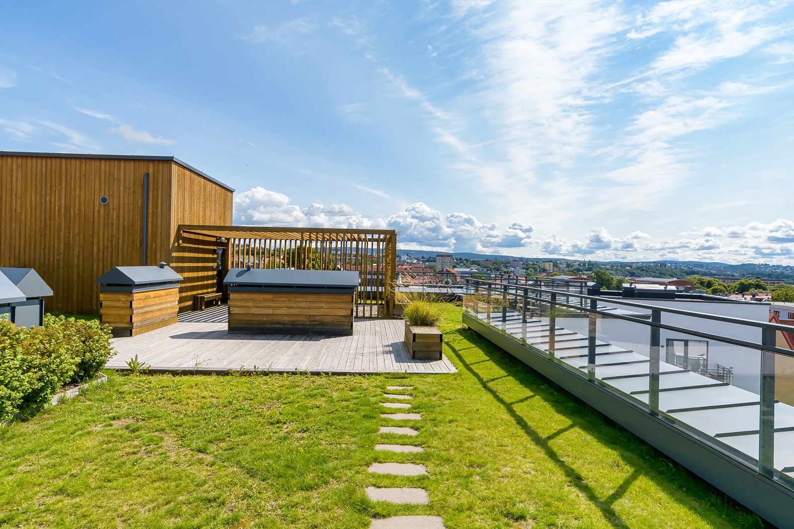 Borettslaget byr på fasiliteter som felles takterrasse og bakgård Galleribilde