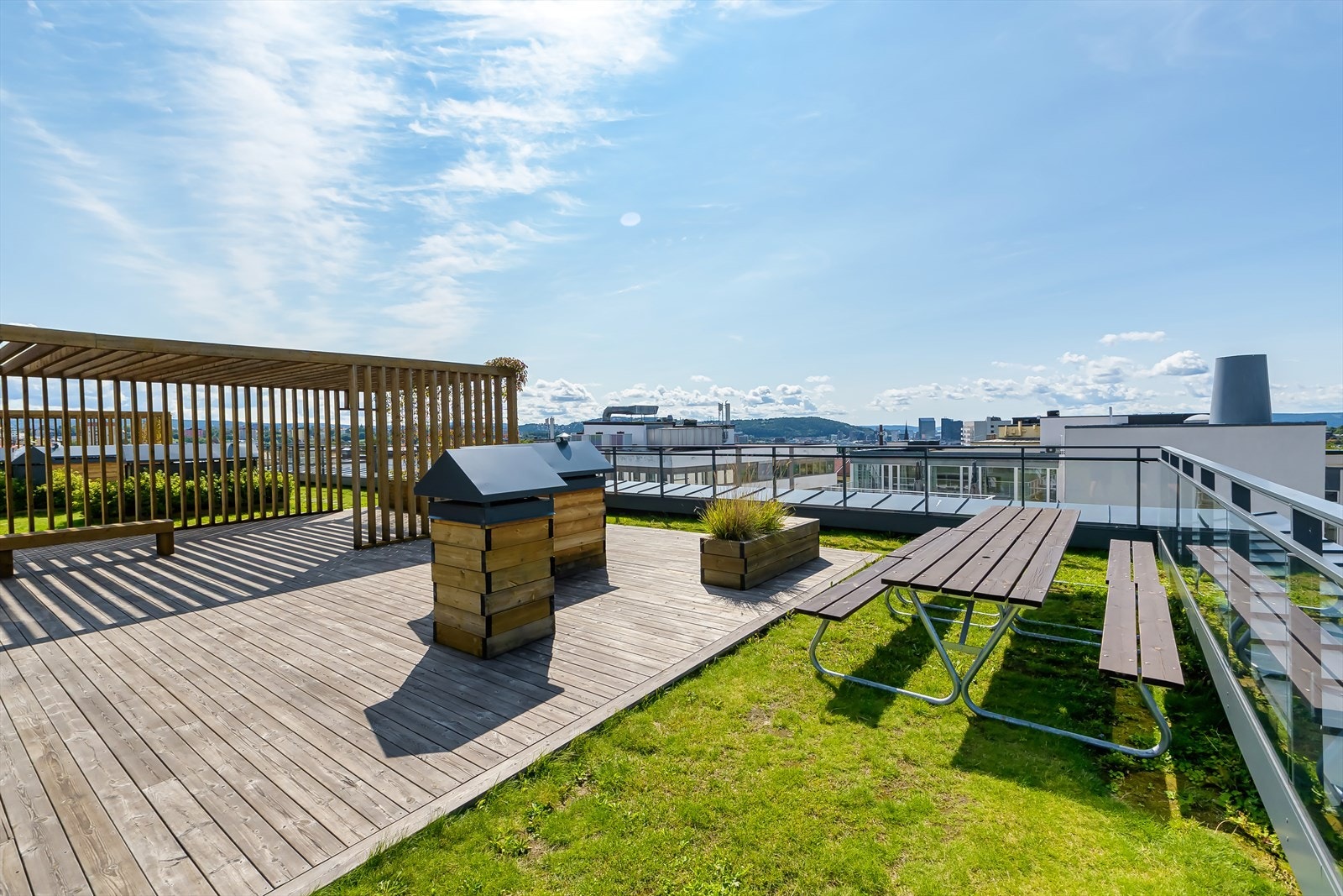 Flott takterrasse inndelt i soner med sittegrupper og grøntareal Galleribilde