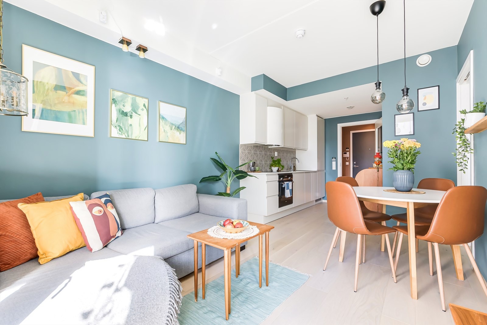 Stuen og kjøkkenet har en åpen og sosial planløsning Galleribilde