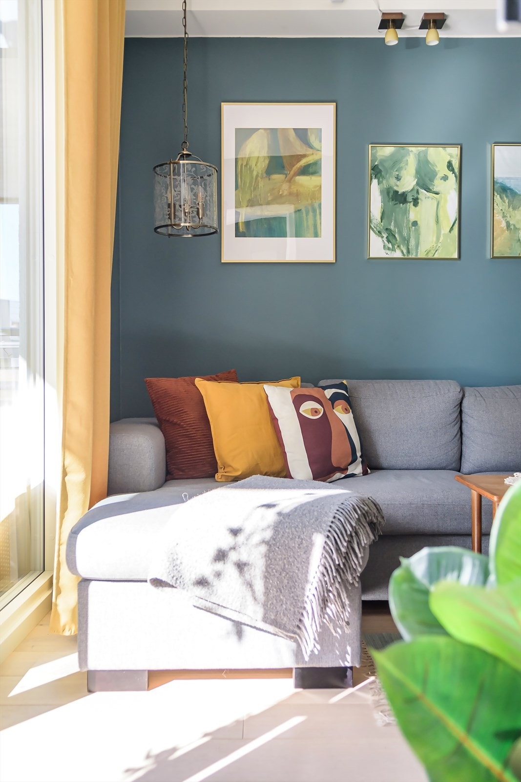 Stuen har en god planløsning med plass til sofa, spisebord og øvrig møblement Galleribilde