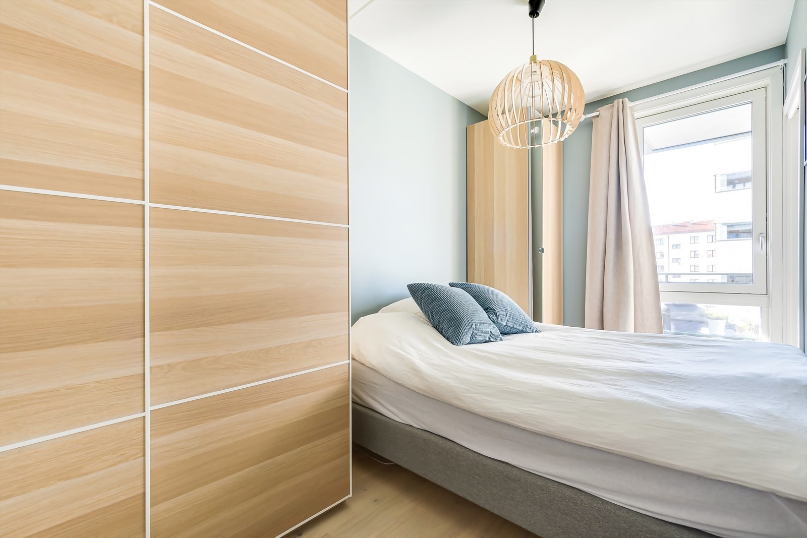 Romslig soverom med plass til dobbeltseng, nattbord og garderobeskap Galleribilde