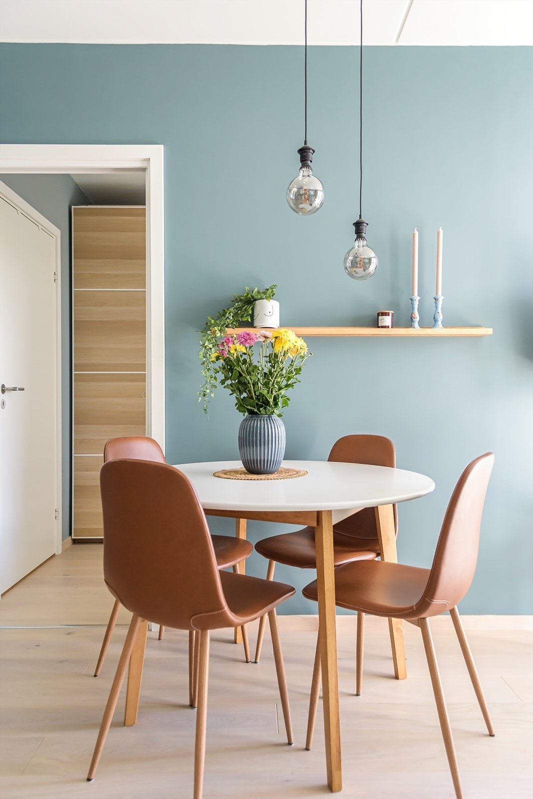 Det er god plass til et hyggelig spisebord Galleribilde