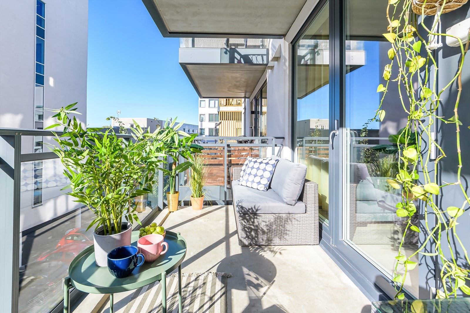 En stilren og innflytningsklar 2-roms fra 2020 med store vindusflater og en gjennomført moderne standard Galleribilde