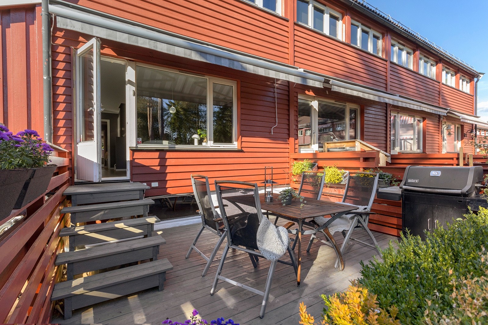 Sydvendt terrasse på 17m² med tregulv og adkomst fra stue. Utvendig elektrisk markise fra 2024. Galleribilde