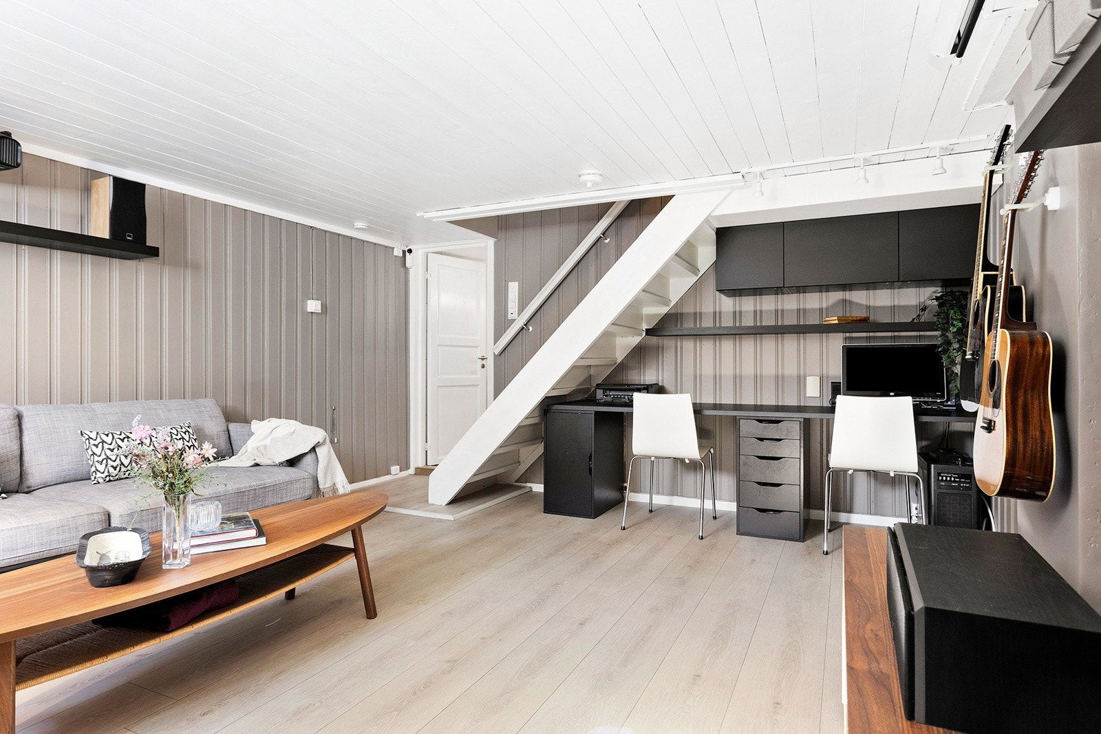 Under trappen er det etablert en god hjemmekontorløsning for 2. Galleribilde