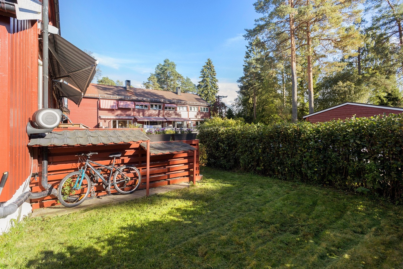 Hagedel på utsiden av terrasse. Her leker barna i trygge omgivelser! Galleribilde