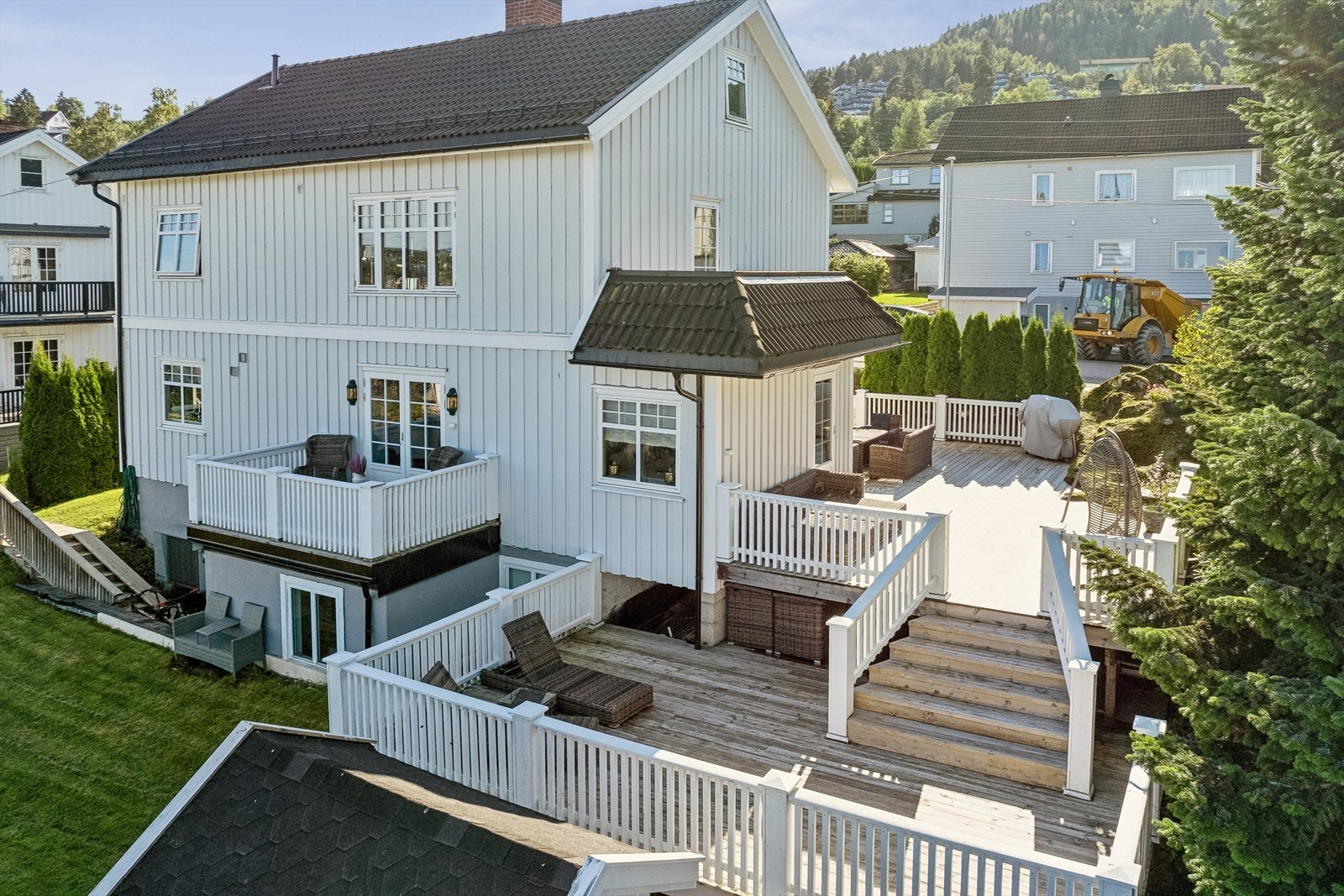 Boligen har flotte uteområder med terrasser og veranda. Her kan du nyte flotte solforhold om sommeren! Galleribilde