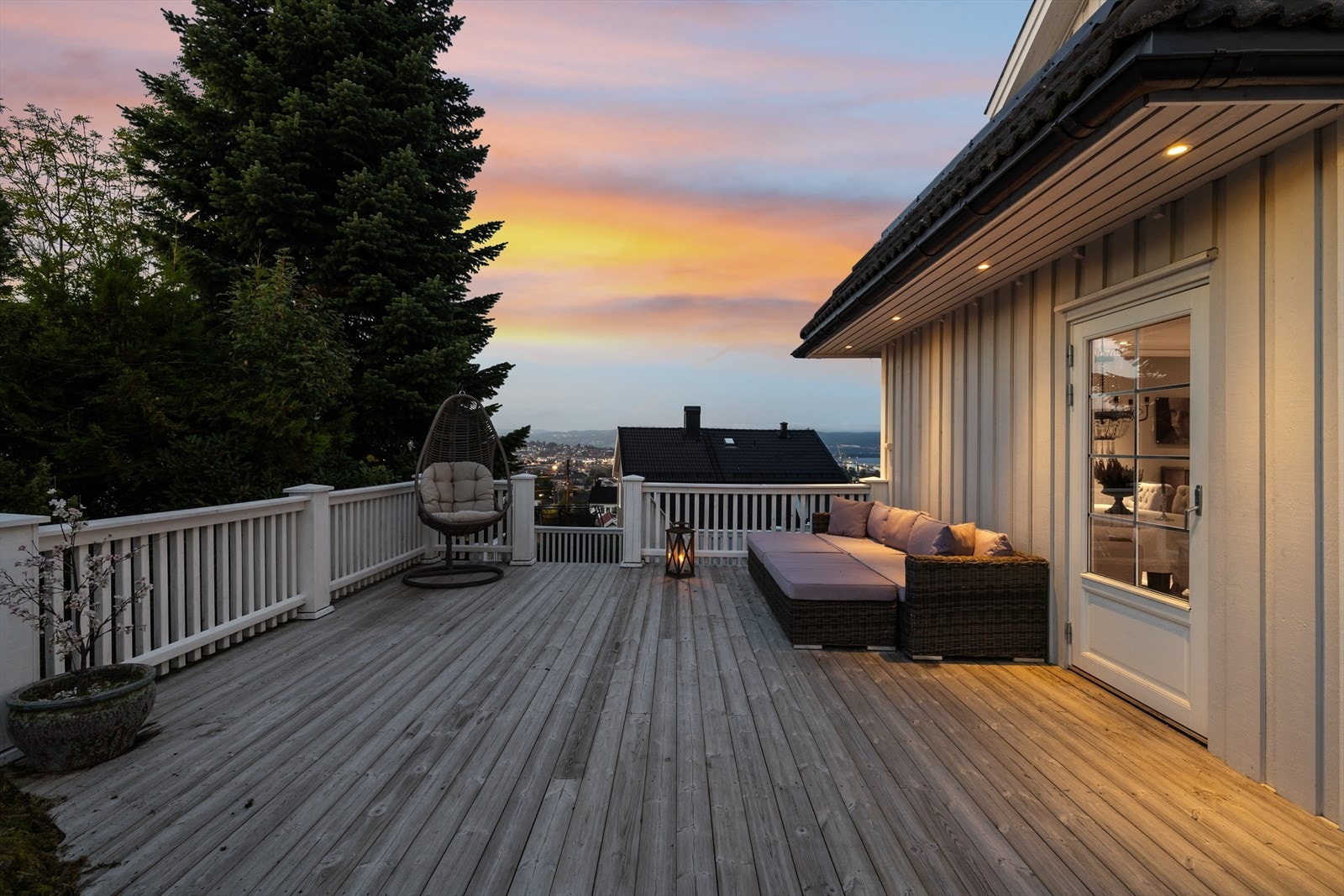 Kveldsstemning kan nytes på stor terrasse. Galleribilde