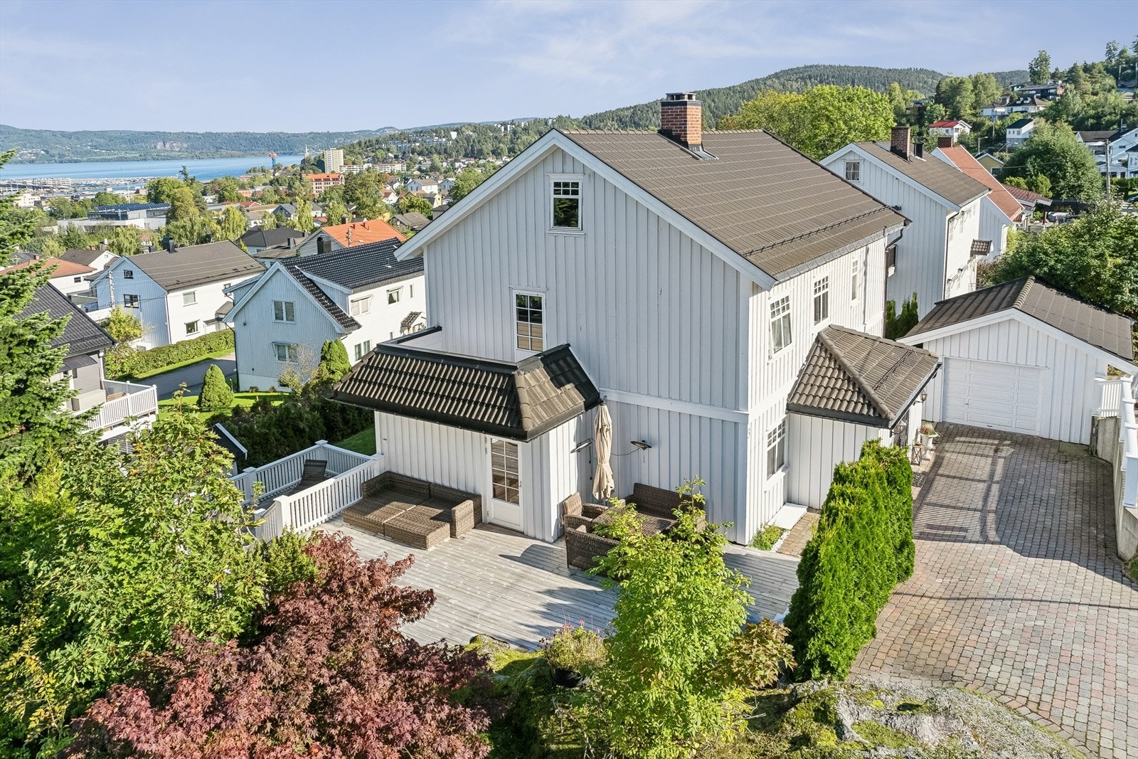 Eiendommen ligger barnevennlig til på Austad, med kort vei til sentrum, skoler og barnehager. Galleribilde