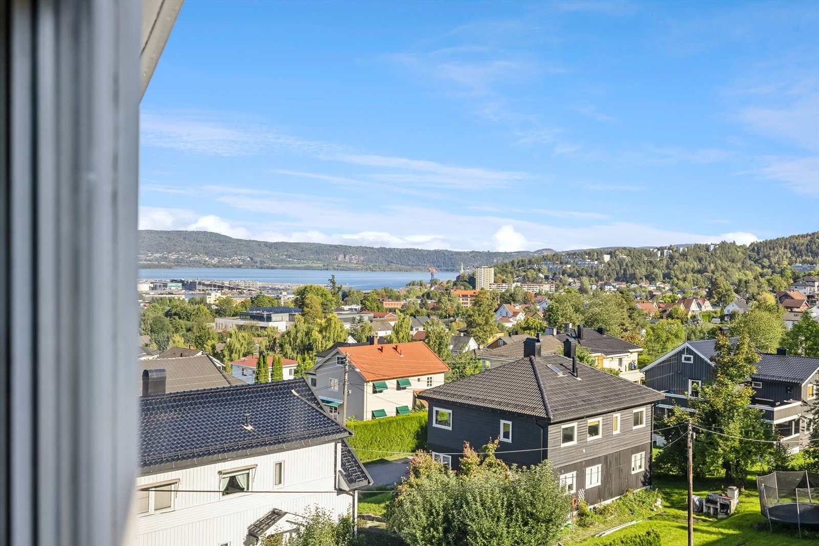 Herfra har du en nydelig utsikt mot byen, fjorden og Lierdalen. Galleribilde