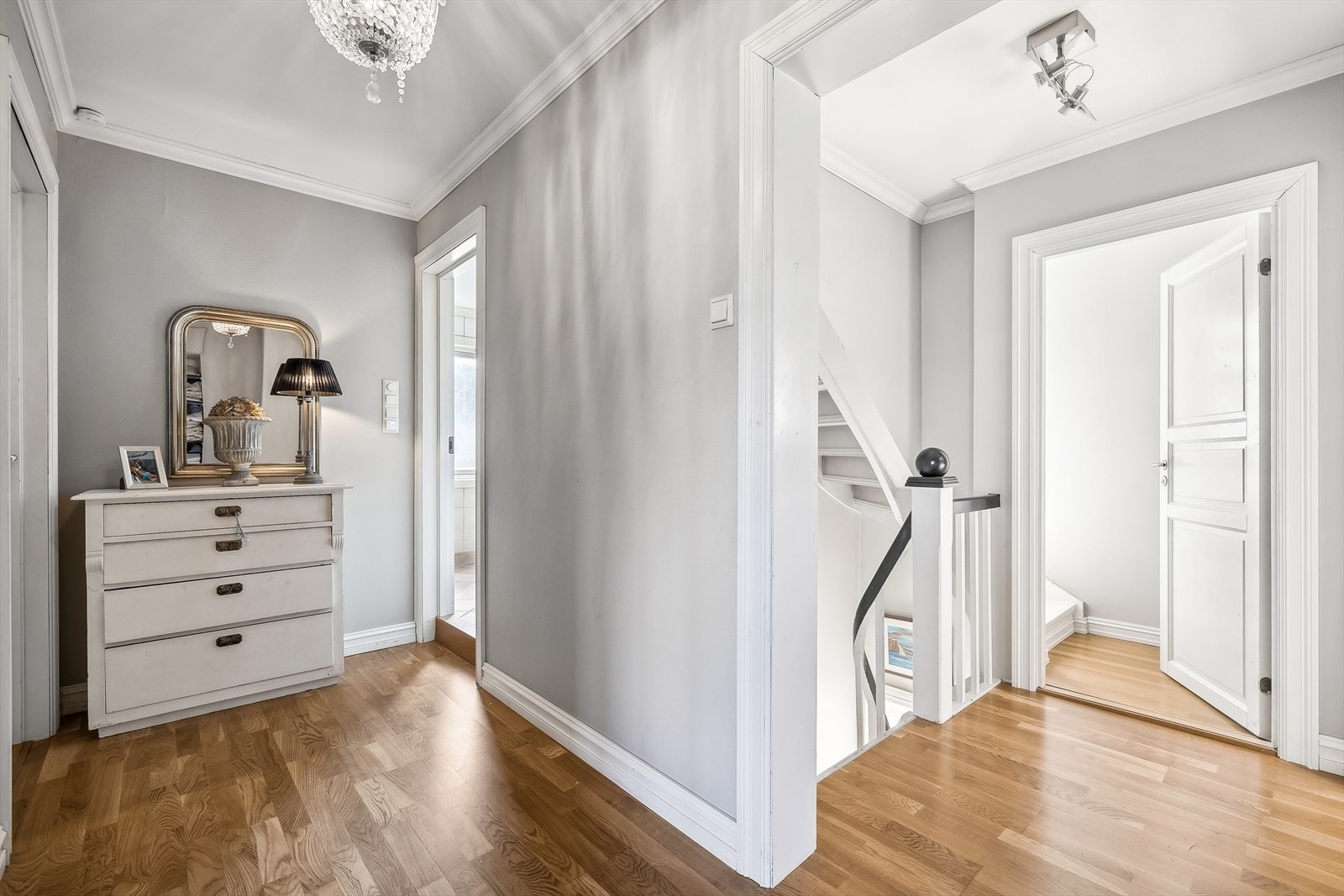 Vi beveger oss opp til 2. etasje der du har ett bad, tre soverom og en stue. Galleribilde
